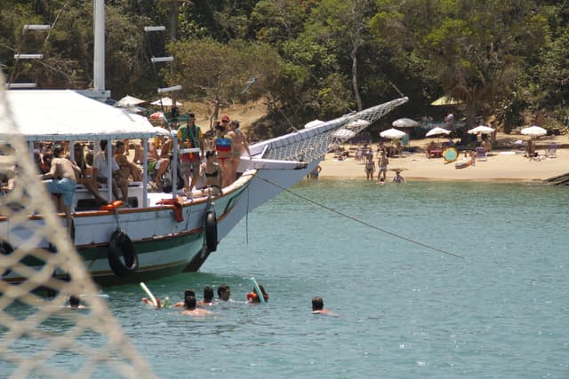 Arraial do Cabo Tour Um dia em Búzios: passeio de barco e trolley com almoço saindo de Arraial do Cabo