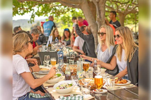 Barcelona Tour Visita ao Mosteiro de Montserrat e almoço na fazenda de Barcelona