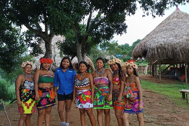 Panama City Tour Conheça a cultura Emberá com passeio de canoa, cachoeiras e experiências tradicionais.