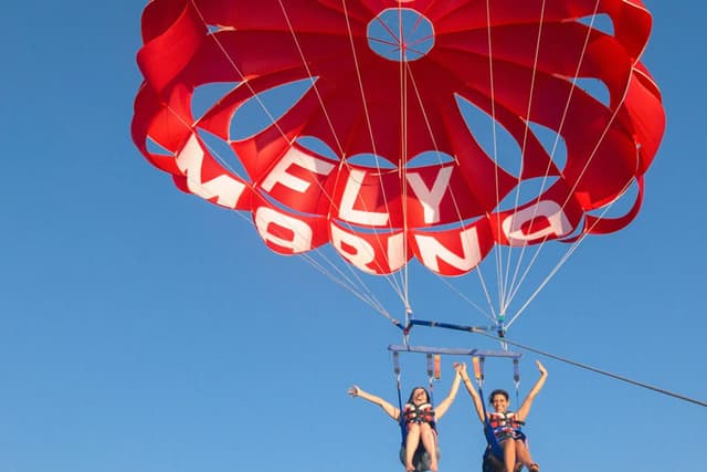 Albufeira Tour Parasailing em Albufeira para 2 pessoas: Voando sobre o mar