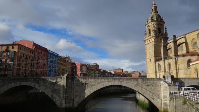 Bilbao Tour Bilbao: Glória, Tragédia e Renascimento - Um passeio pelo Centro Histórico