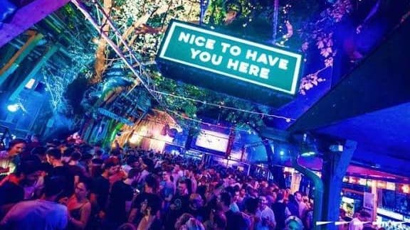 Budapest Tour Pub Crawl Budapeste - Tour noturno por bares em ruínas com interação com moradores locais.