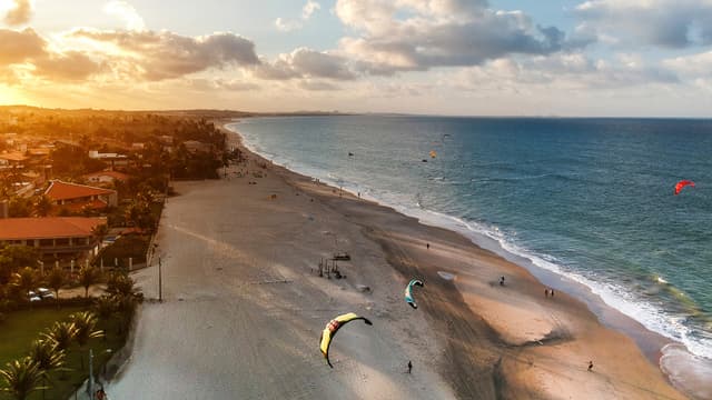 Brasil Tour Combo - Transfer de (IDA E VOLTA) do Aeroporto de Fortaleza para hotéis em Fortaleza + City Tour com Praia de Cumbuco