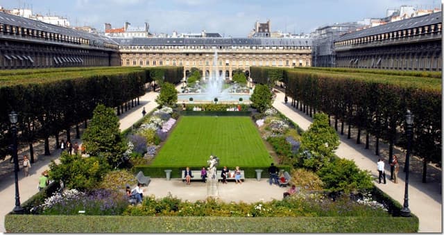 Paris Tour Viva o charme de Emily em Paris - Walking Tour em Português com Local Friend