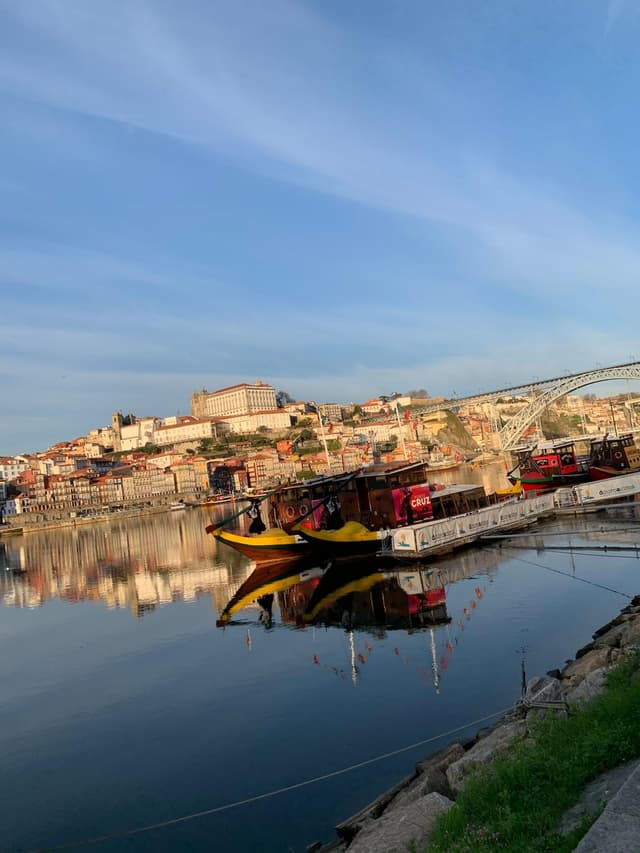 Porto Tour Venha explorar o Porto comigo — vistas incríveis, comida local, preciosidades escondidas e sem pressa.