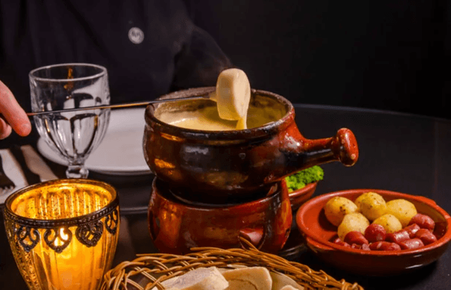 Canela Tour Sequência Clássica de Fondue no Terrazo Fondue em Canela
