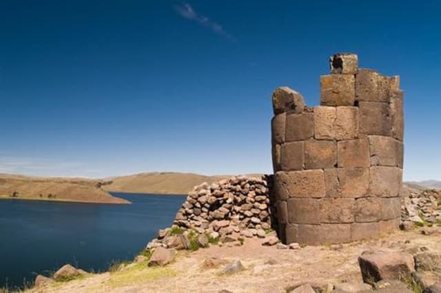 Puno Ticket Tumbas do meio-dia "Chullpas" de Sillustani de Puno