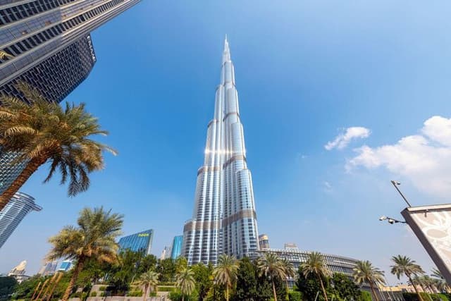 Dubai Tour Visita ao 124º/125º andar do Burj Khalifa, visita ao Dubai Mall e jantar no cruzeiro Marina Dhow com traslados privativos